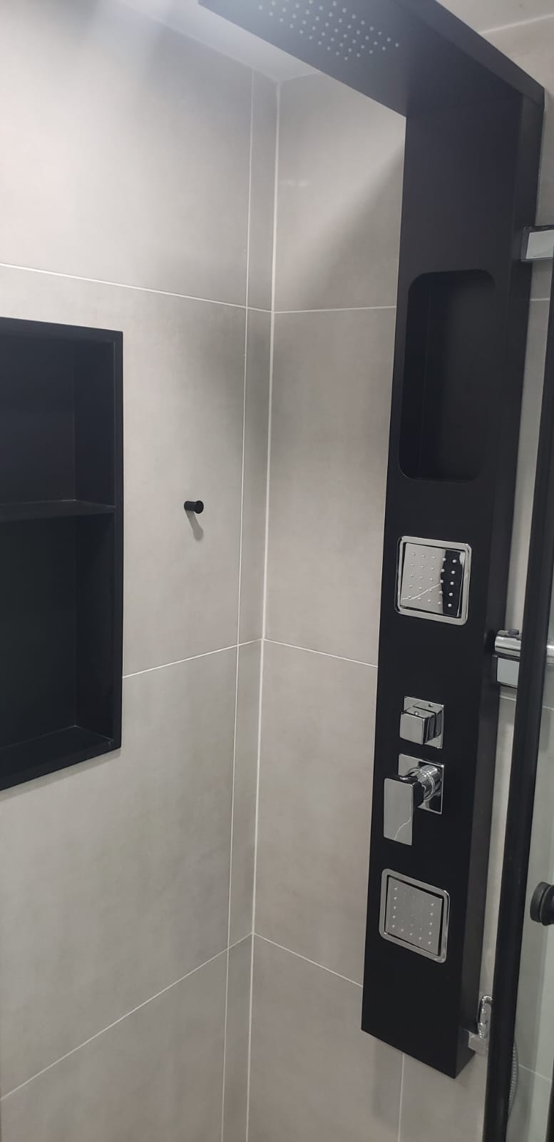 Classic White Bathroom Image 3