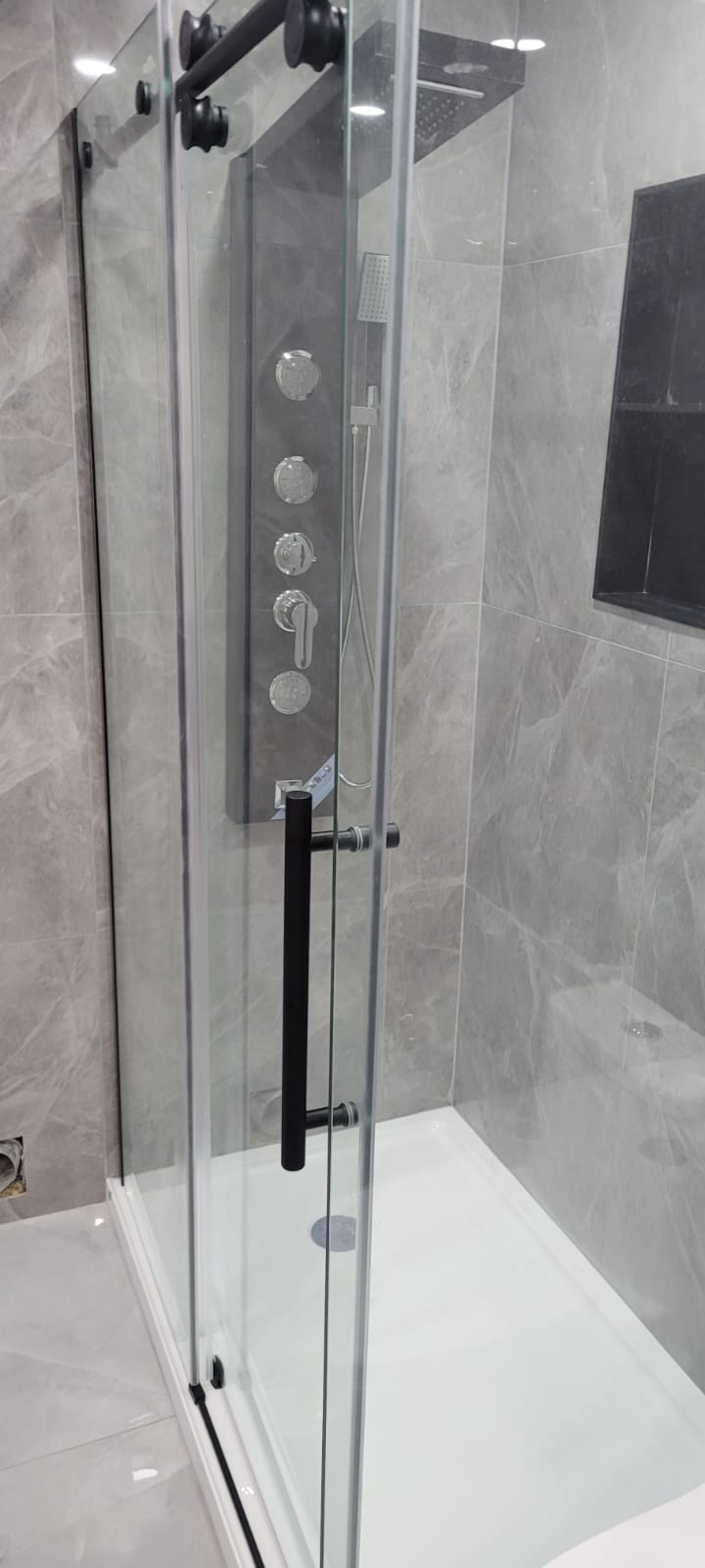 Classic White Bathroom Image 3