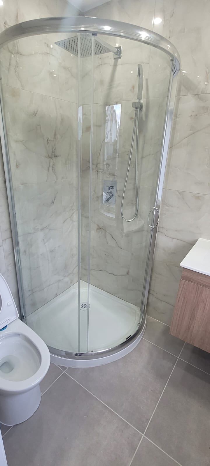 Classic White Bathroom Image 3